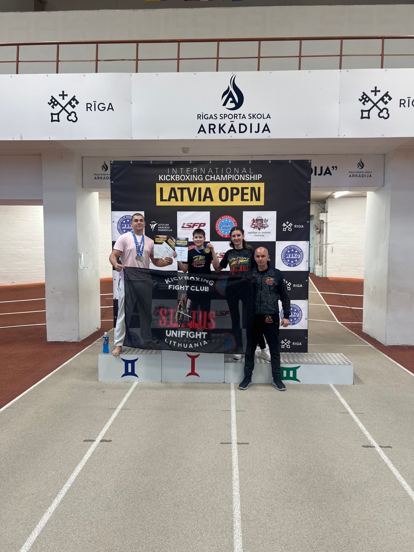 Status Unifight kikbokso komanda ant podiumo Latvijos čempionate Latvia Open 2025
